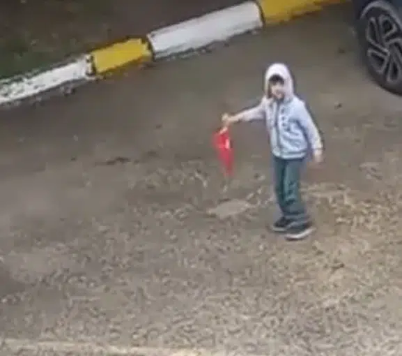 Bolulu küçük Miraç sokaktaki Türk bayrağını yerden kaldırdı