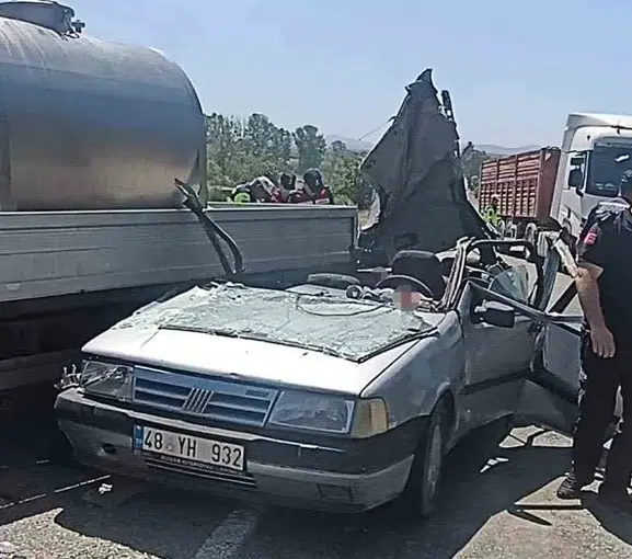 Çan yolunda feci kaza Otomobilin tavanı koptu