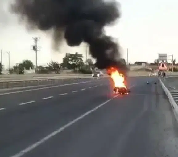 Malkara yolunda seyir halindeki motosiklet bir anda küle döndü