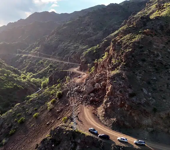 Erzurum’da mahalle yolunu kapatan kayalar isyan ettirdi