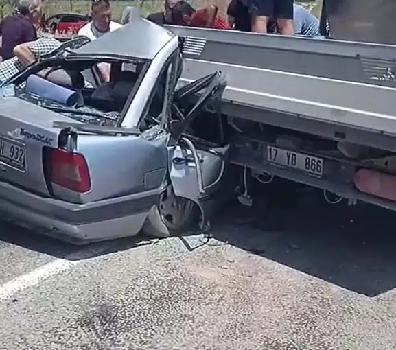 Çan yolunda otomobil kamyonete çarptı 4 kişi yaralandı