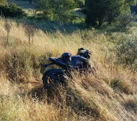 Bilecik yolunda motosiklet tarlaya uçtu