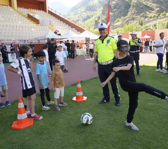 Gümüşhane Yenişehir Stadyumu sporla şenlendi