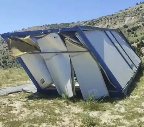 Tunceli’de geceyi vuran fırtına konteyneri yerinden söktü