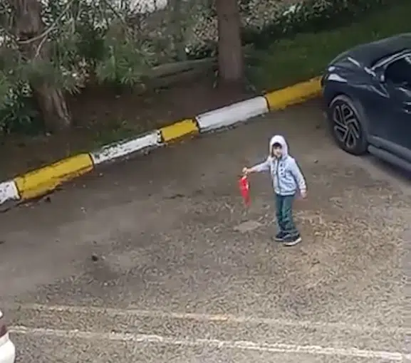 5 yaşındaki Miraç yerde gördüğü bayrağı kimseye aldırmadan yerden kaldırdı