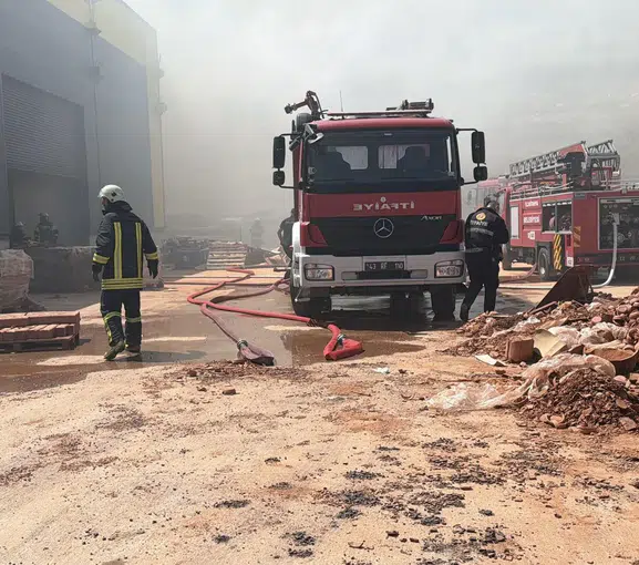 Kütahya sanayisinde çömlek fabrikasını alevler sardı