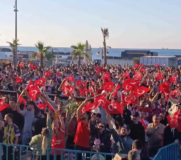 Tekirdağ sahili milli maç heyecanıyla kırmızı beyaza büründü