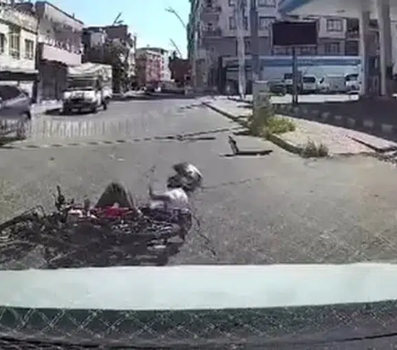 Batman sokaklarında kameralara yansıyan tehlikeli çarpışma