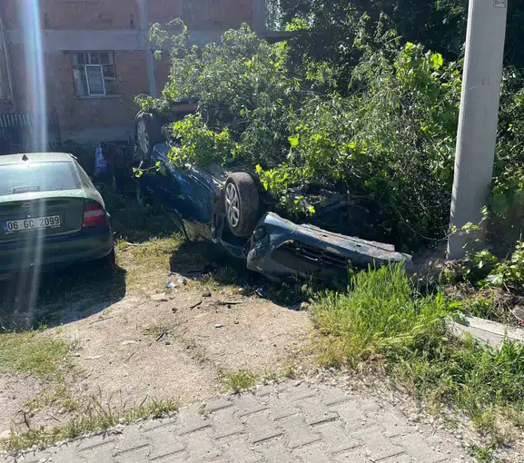 Afyonkarahisar’da kontrolden çıkan otomobil bahçeye uçtu