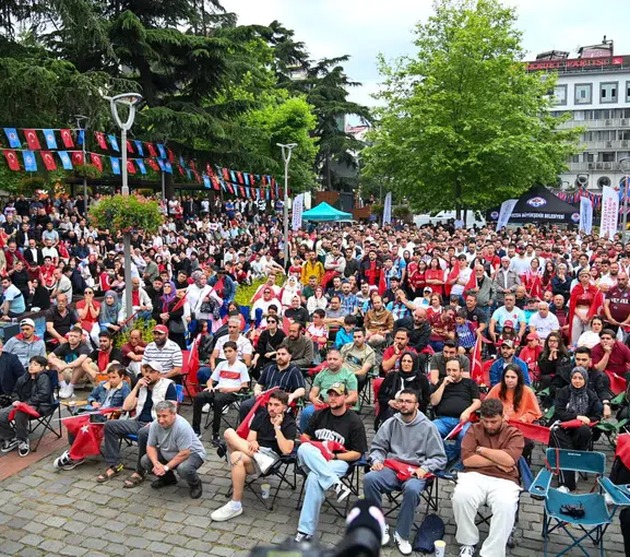 Trabzon Meydanı milli maç için dev ekrana kilitlendi
