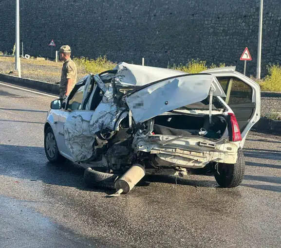 Ağrı'da kırmızı ışık kazası Freni boşalan kamyonet otomobile çarptı