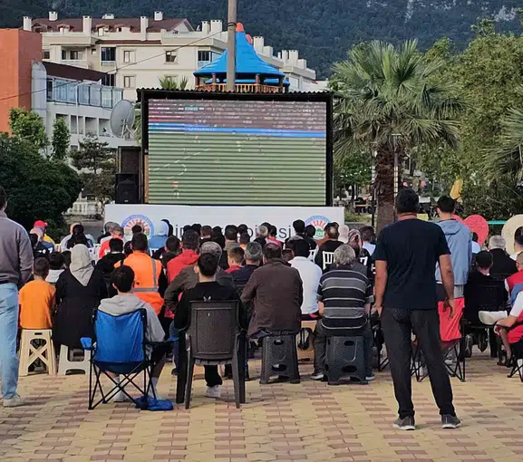Cide halkı milli maç için meydanda buluştu