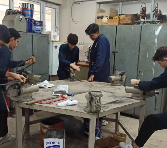 İskenderunlu öğrenciler okulda hem üretiyor hem para kazanıyor