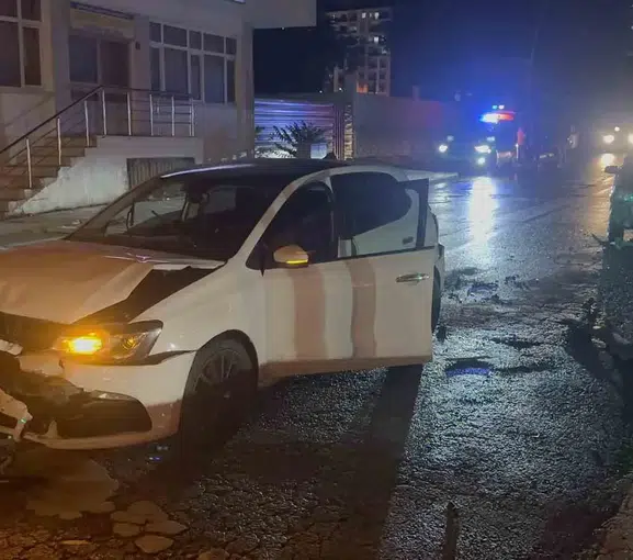 Elazığ’da üç otomobil birbirine girdi