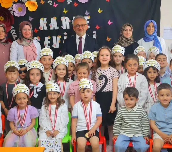 Bayburtlu minikler ilk karnelerini heyecanla aldı