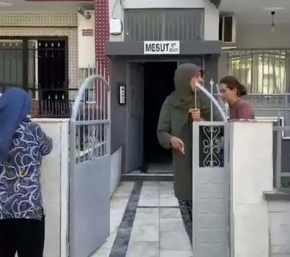 Manisa'da boşanma aşamasındaki eşini sokak ortasında öldürdü