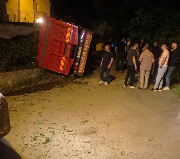 Eynesil'de çay yüklü kamyon devrildi