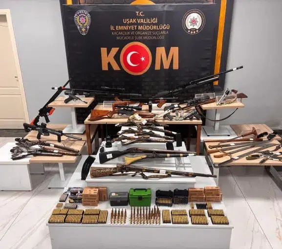 Uşak polisinden cephanelik gibi eve baskın