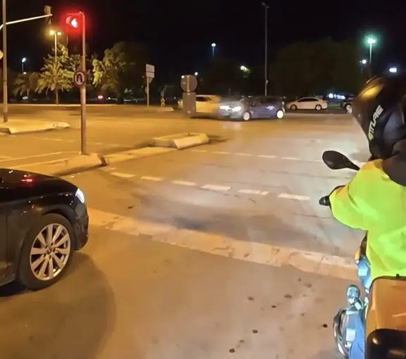Maltepe'de gece yarısı dehşeti Kavşakta çarpışan otomobil alev aldı