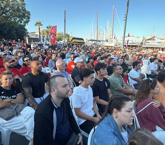 Bodrum meydanı milli maç için dev ekrana döndü