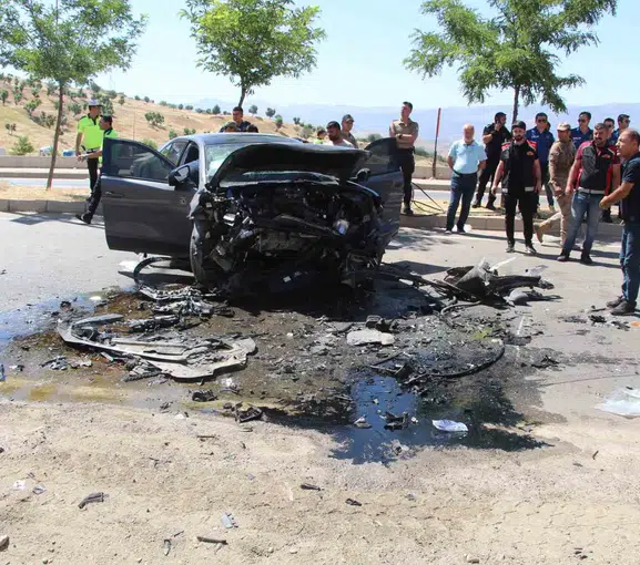 Şırnak yolunda otomobiller çarpıştı Bir öğretmen hayatını kaybetti