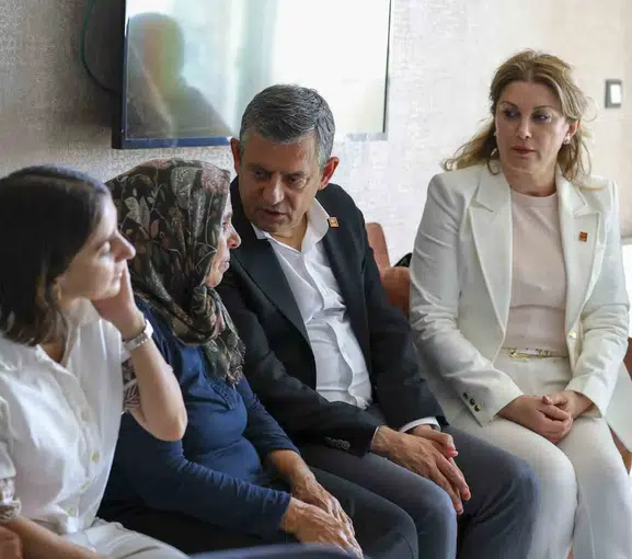 Özgür Özel altı yıldır kayıp Gülistan Doku’nun ailesini ziyaret etti