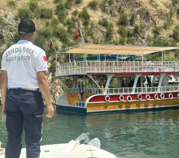 Halfeti sularında motoru arızalanan teknedeki yolculara jandarma yetişti