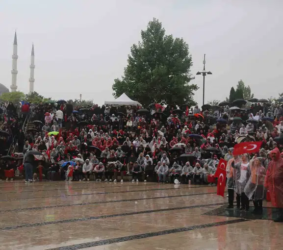 Sivaslılar sağanak yağışa rağmen milli maç için meydanda buluştu