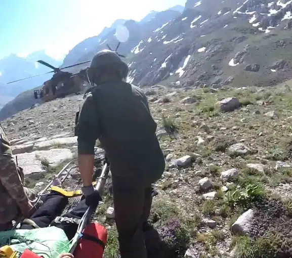 Aladağlar’da bacağı kırılan dağcıyı askeri helikopter kurtardı