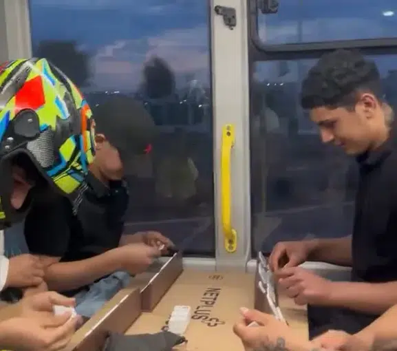 Belediye otobüsünde okey masası kurdular