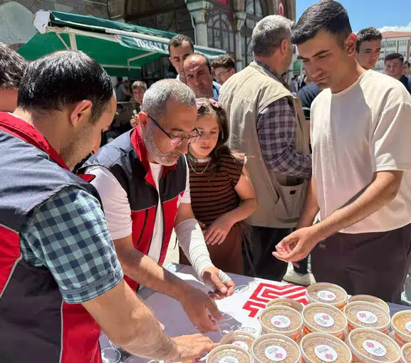 Yozgatlılar Çapanoğlu Camii avlusunda aşurede buluştu