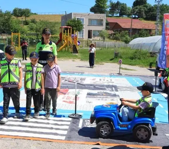 Sinoplu çocuklar trafik kurallarını sahada öğreniyor