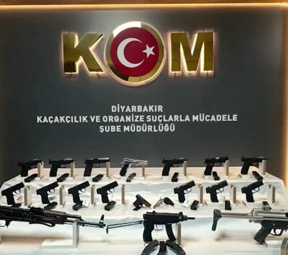 Diyarbakır polisi durdurduğu otomobilin içinden cephanelik çıkardı