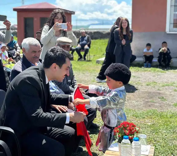 Karslı minikler yıl sonunu sahnede kutladı