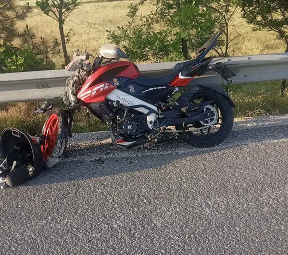 Uşak’ta yola çıkan motosiklet kamyona çarptı