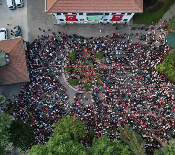 Sakarya sokakları milli heyecanla kırmızı beyaza boyandı