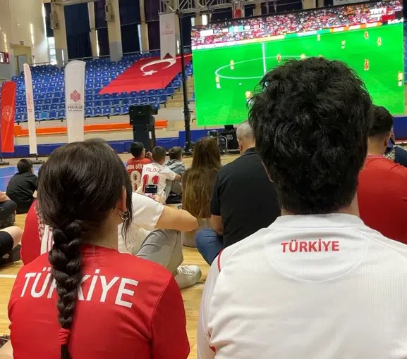 Aydınlılar milli maç için dev ekranda buluştu