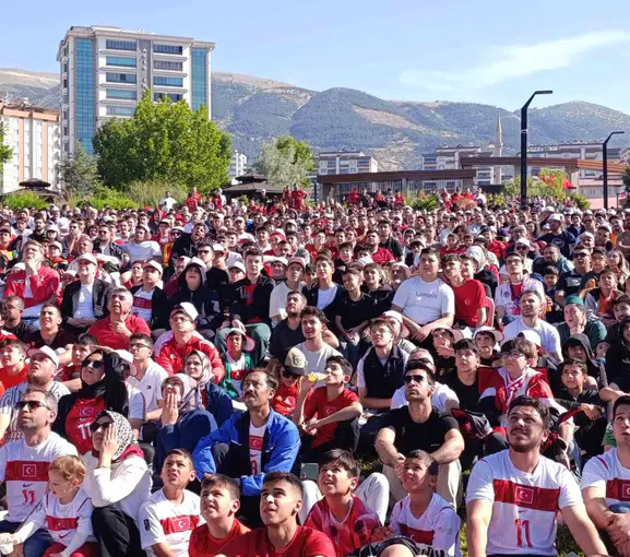 Kahramanmaraşlılar Dünya Kupası heyecanını parkta yaşadı