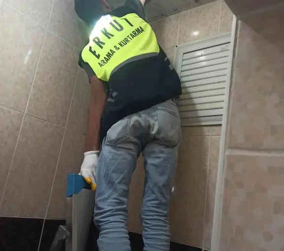 Eruh’ta dar boruya sıkışan yavru kedi ekipleri harekete geçirdi