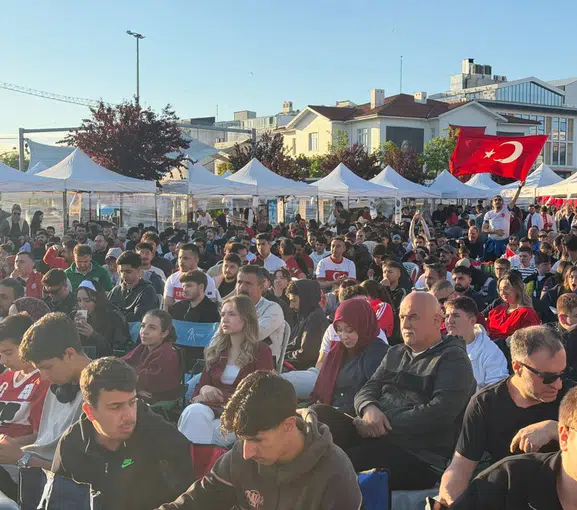 Yalovalılar milli maç için meydanlara aktı