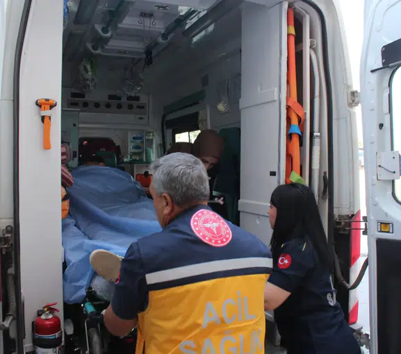 Aksarayda okul duvarından atlayan öğrenci tel örgülere takıldı