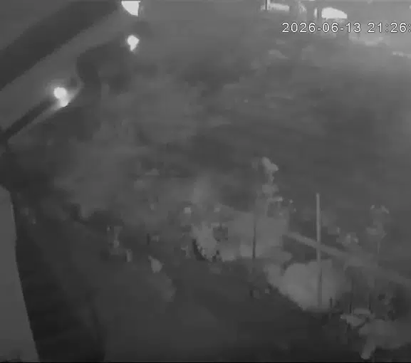 Çekmeköy'de kontrolden çıkan servis minibüsü bahçeye uçtu