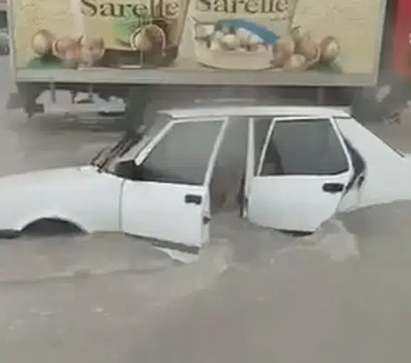 Denizli'yi vuran sağanak trafik felç etti
