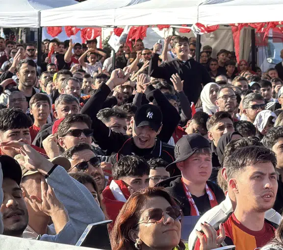 Yalovalılar milli maç için meydanlara akın etti
