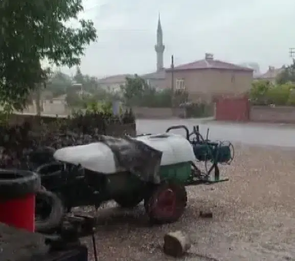Niğde’de dolu yağışı tarlaları beyaza boyadı