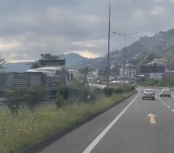 Karadeniz Sahil Yolu’nda trafiği birbirine katan tehlikeli sürüş