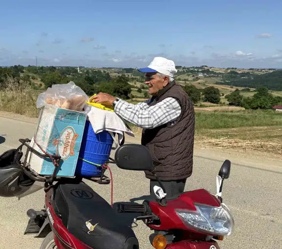 Sakaryalı Hasan Amca 56 yıldır köy yollarında dondurma satıyor