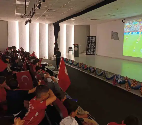 Vanlı gençler sabah namazı sonrası milli maçı dev ekranda izledi