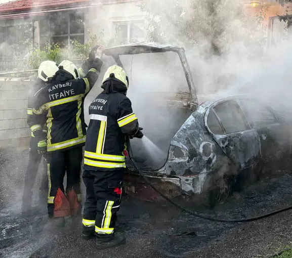 Kayseri'de park halindeki araç bir anda alevlere teslim oldu