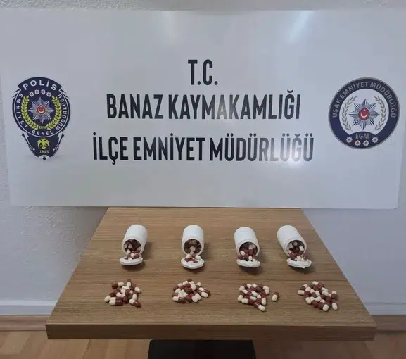 Uşak’ta polisten kaçan şüphelilerin attığı poşetten uyuşturucu çıktı